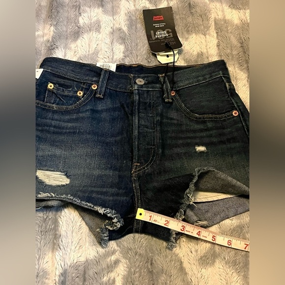 Levi’s 501® HIGH RISE WOMEN'S SHORTS
Size 25 - Picture 6 of 13